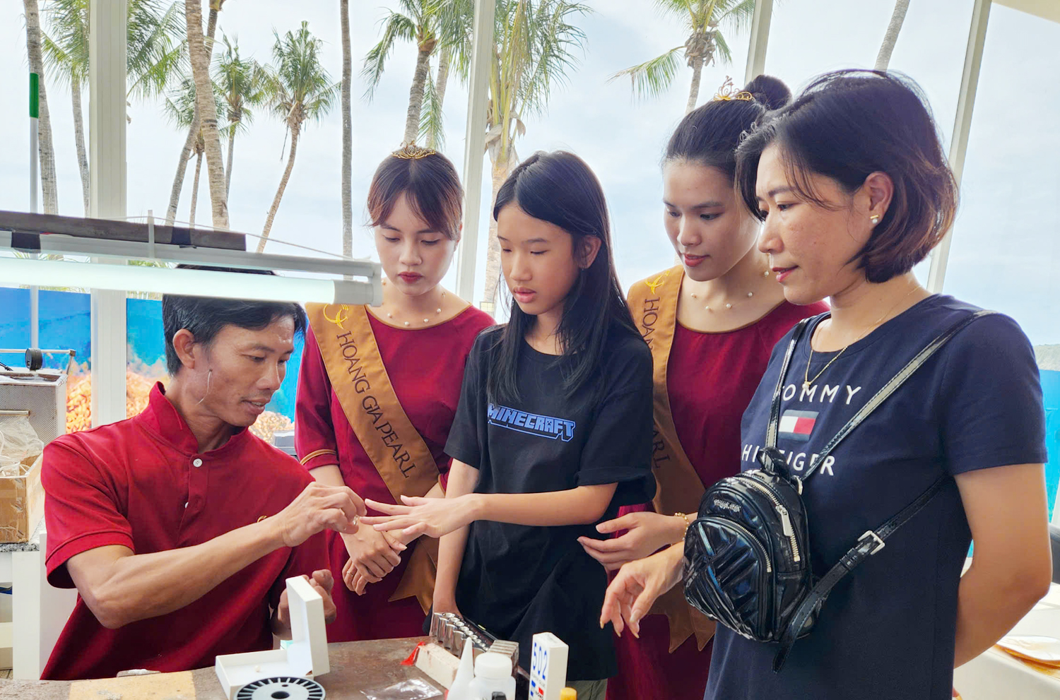 Du khách thỏa thích ‘tìm kho báu’ tại phiên chợ ngọc trai dưới biển - 9