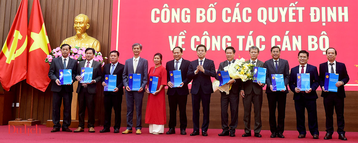 quang ngai cong bo va trao quyet dinh cho hang loat lanh dao so, nganh - 2