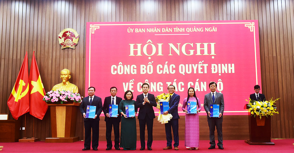 quang ngai cong bo va trao quyet dinh cho hang loat lanh dao so, nganh - 10