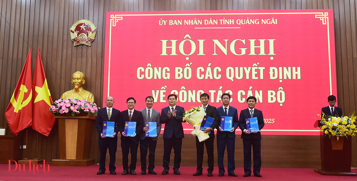 quang ngai cong bo va trao quyet dinh cho hang loat lanh dao so, nganh - 9