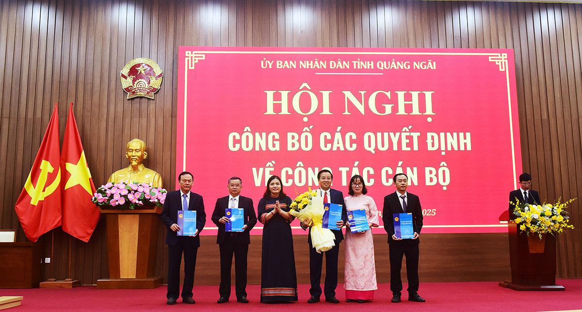 quang ngai cong bo va trao quyet dinh cho hang loat lanh dao so, nganh - 7