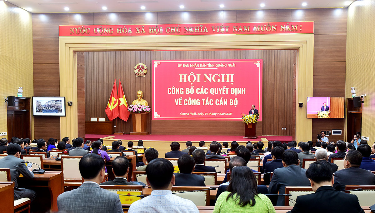 quang ngai cong bo va trao quyet dinh cho hang loat lanh dao so, nganh - 1