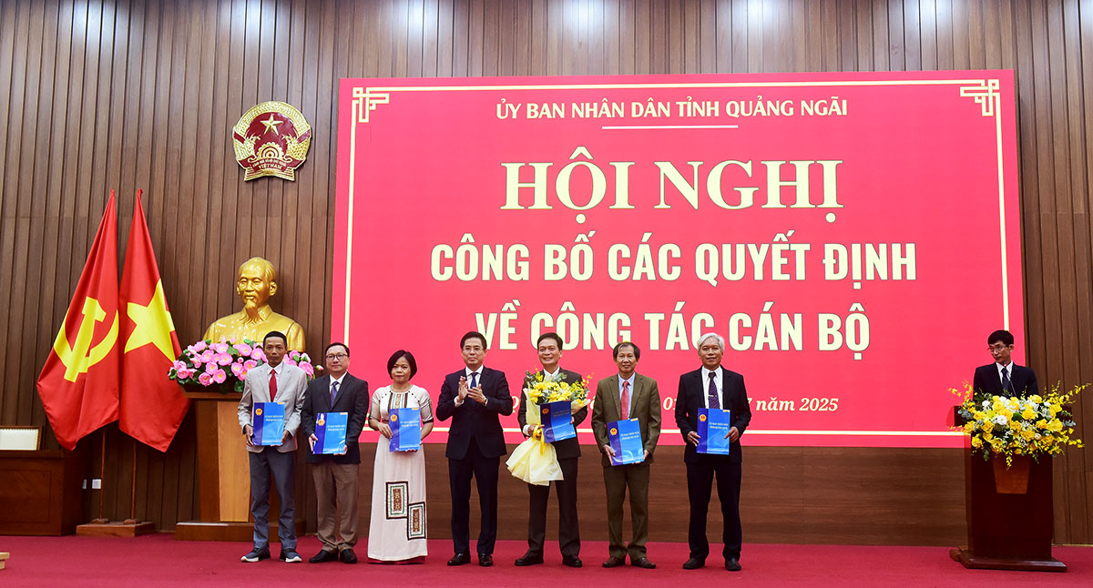 quang ngai cong bo va trao quyet dinh cho hang loat lanh dao so, nganh - 11