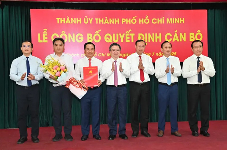 Ban Thường vụ Thành ủy TPHCM công bố và trao các quyết định nhân sự - 1