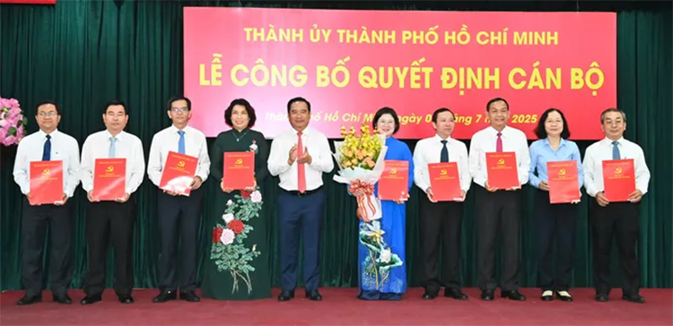 Ban Thường vụ Thành ủy TPHCM công bố và trao các quyết định nhân sự - 2