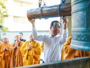 Vang vọng tiếng chuông chùa đánh dấu thời khắc lịch sử 'sắp xếp lại giang sơn'