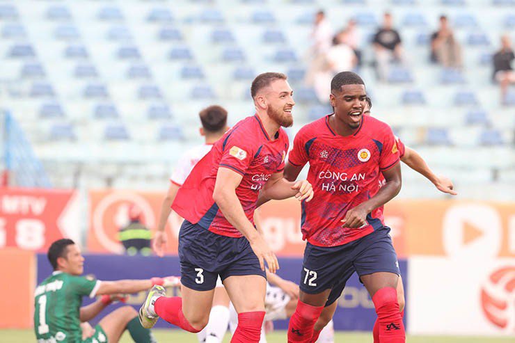 Quang Hải và Hoàng Đức "trĩu tay nhận giải" ở lễ vinh danh V-League 2024/2025 - 3