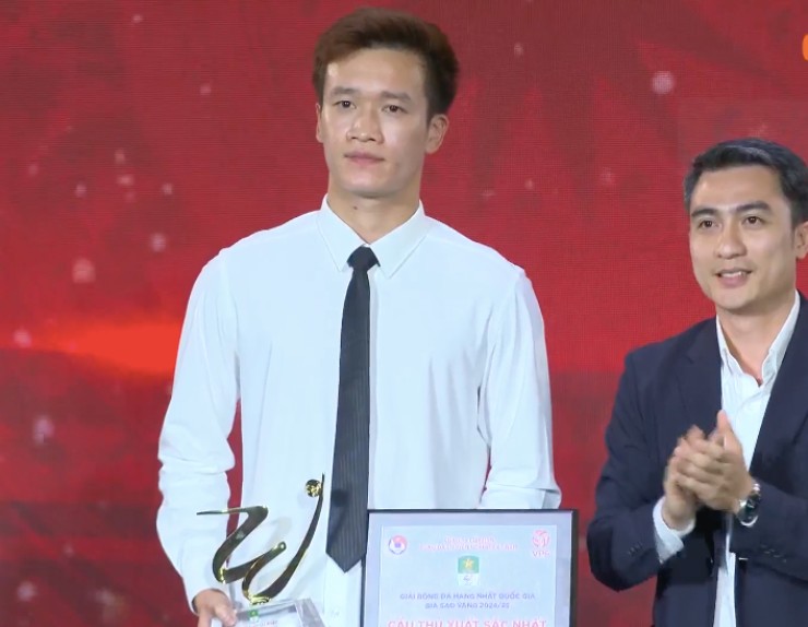 Quang Hải và Hoàng Đức "trĩu tay nhận giải" ở lễ vinh danh V-League 2024/2025 - 1