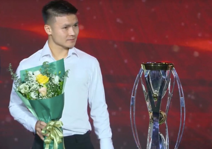 Quang Hải và Hoàng Đức "trĩu tay nhận giải" ở lễ vinh danh V-League 2024/2025 - 2