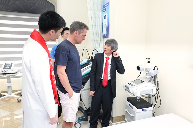Y học thể thao đỉnh cao giúp Man Đỏ thi đấu sung mãn trên sân Hàng Đẫy - 4