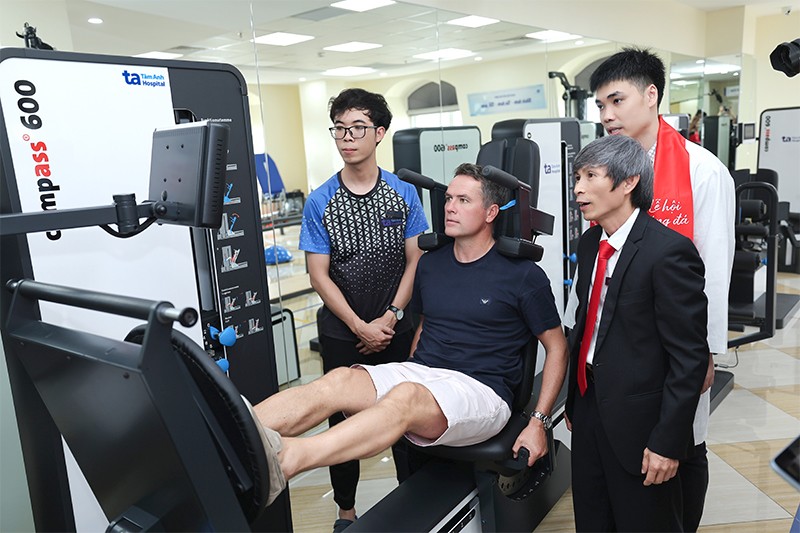 Y học thể thao đỉnh cao giúp Man Đỏ thi đấu sung mãn trên sân Hàng Đẫy - 2