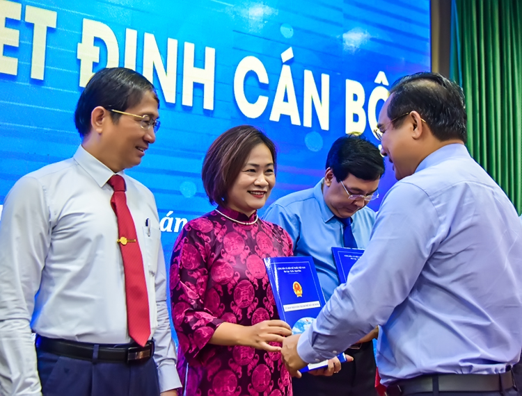 Chủ tịch UBND TP Nguyễn Văn Được trao quyết định bổ nhiệm cán bộ