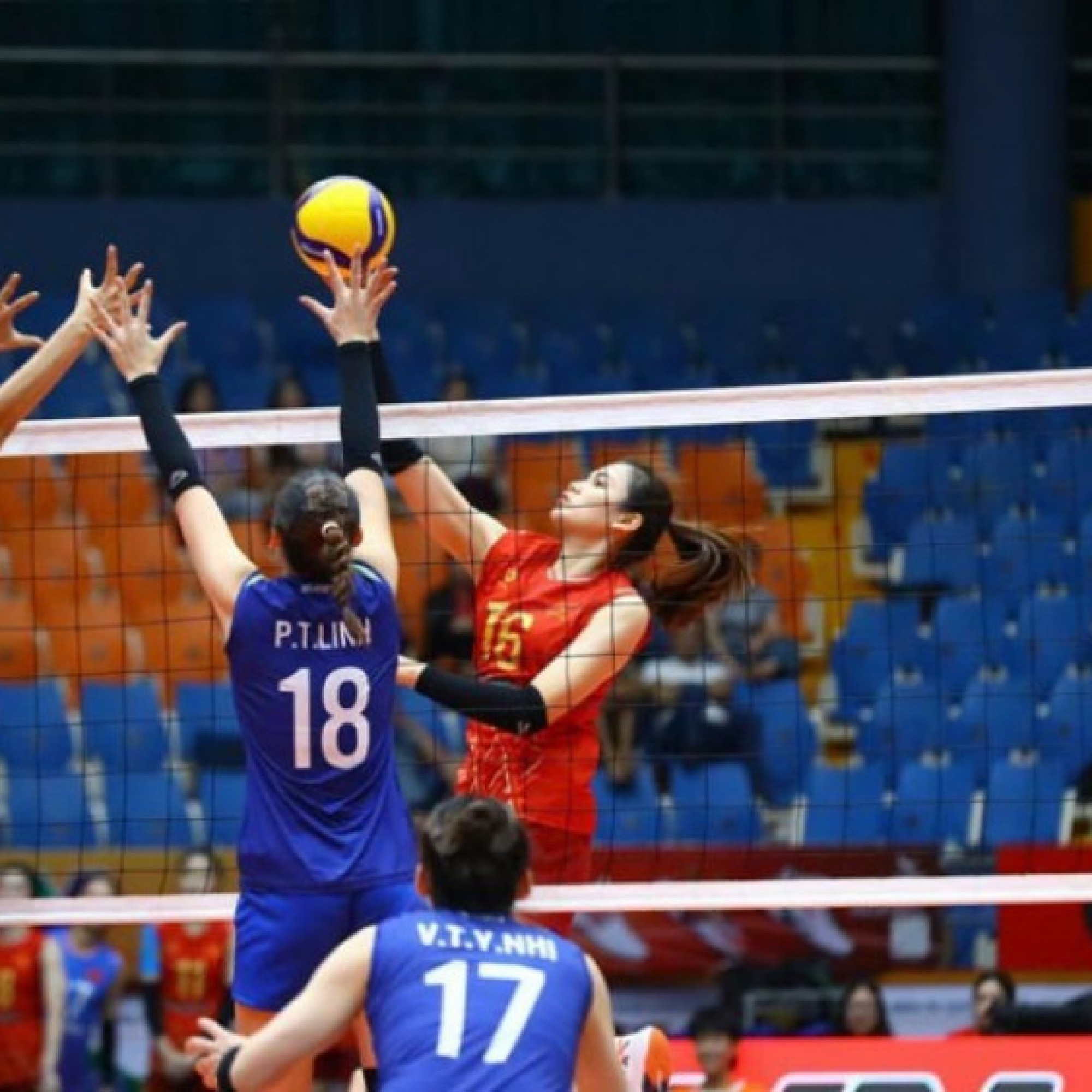  - Kết quả bóng chuyền ĐT nữ Việt Nam - U21 Việt Nam: Chiến thắng dễ dàng (VTV Cup)