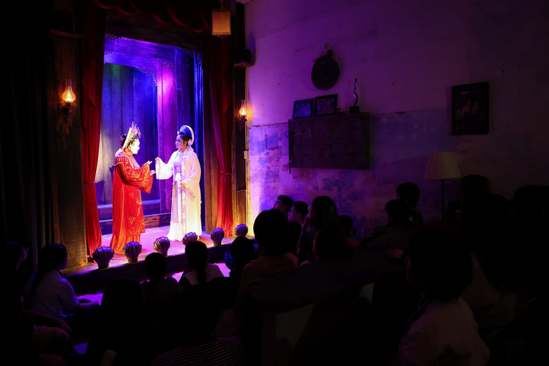 dang sau nep nha chung cu la ngon den san khau van ruc sang - 6