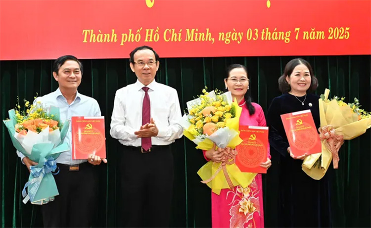 Một số lãnh đạo TP.HCM nghỉ hưu trước tuổi theo nguyện vọng cá nhân - 1