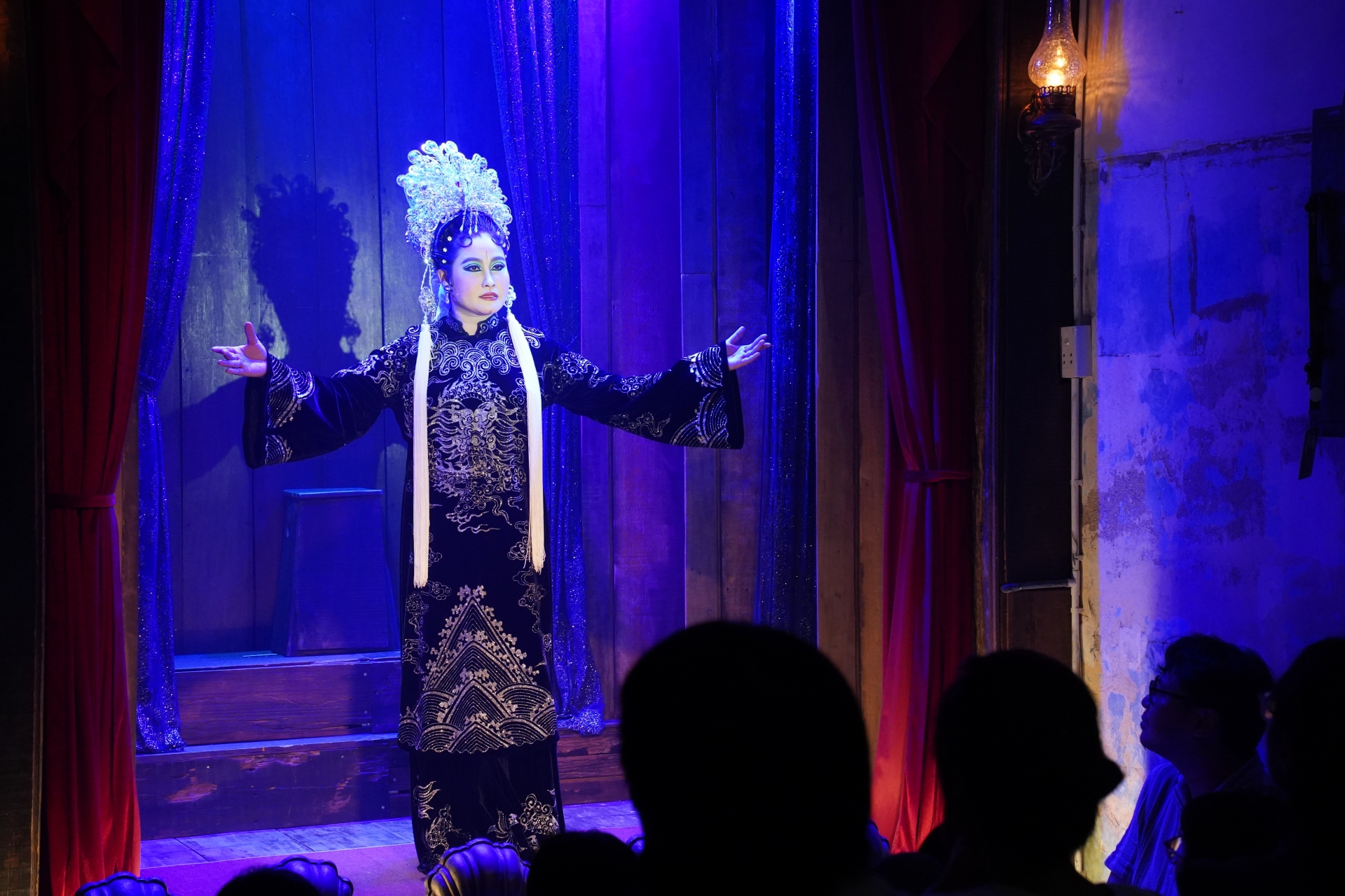 dang sau nep nha chung cu la ngon den san khau van ruc sang - 9