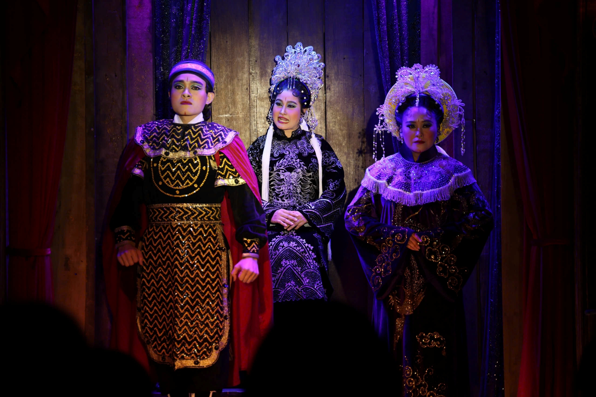 dang sau nep nha chung cu la ngon den san khau van ruc sang - 15