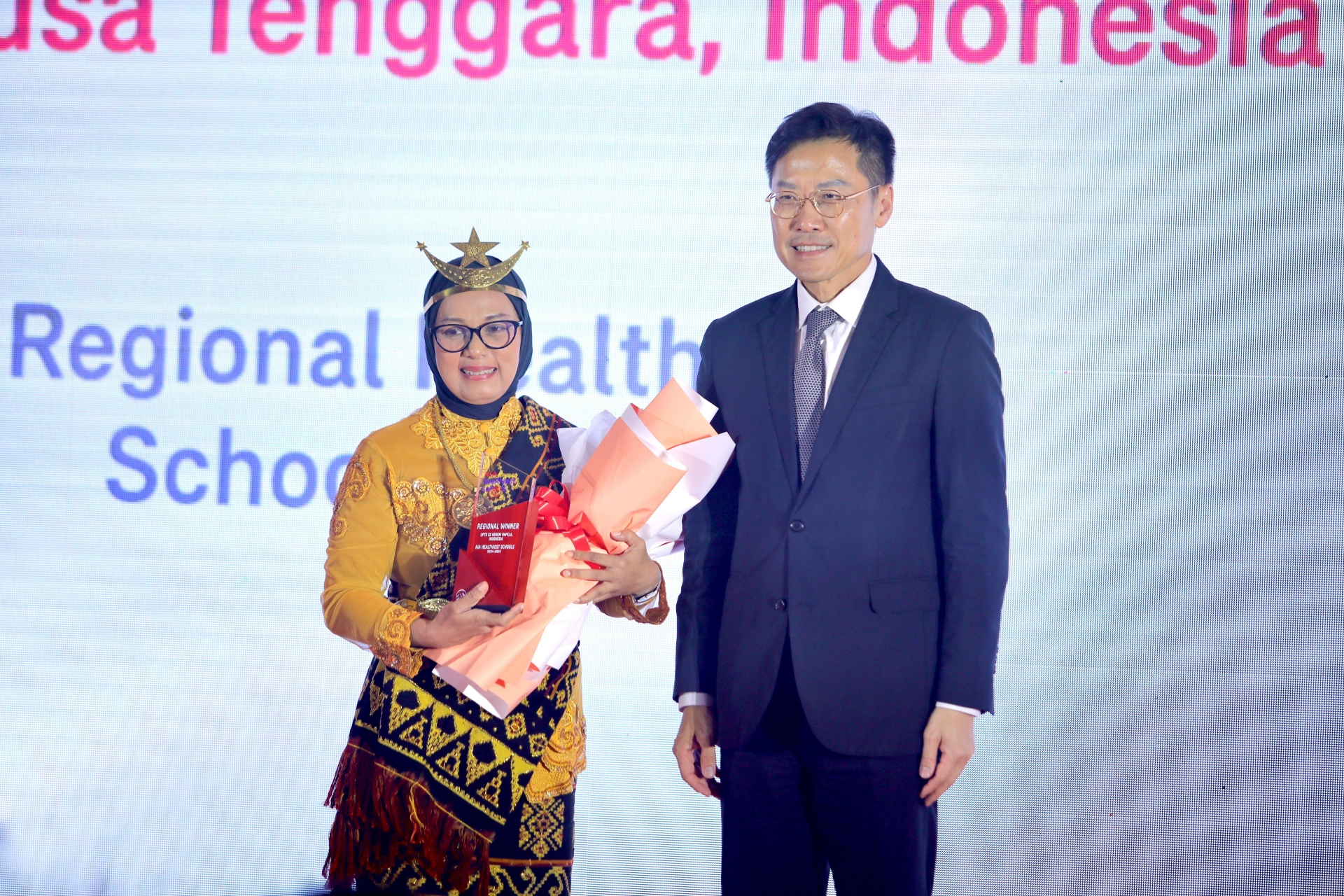 Học sinh Tiểu học tại Indonesia 'biến rác thải thành chữ' - 2