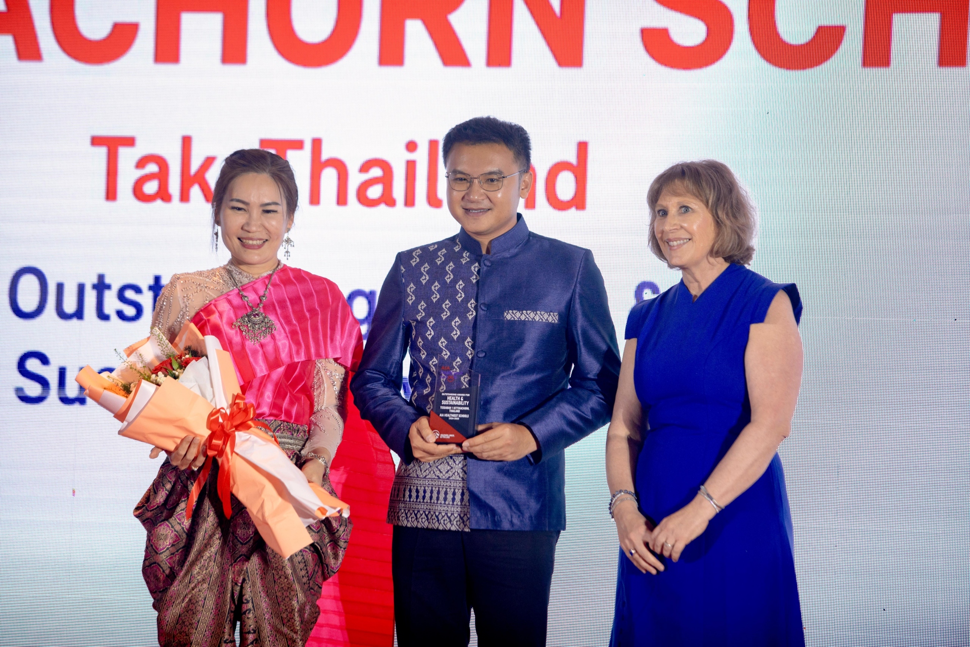 Học sinh Tiểu học tại Indonesia 'biến rác thải thành chữ' - 3