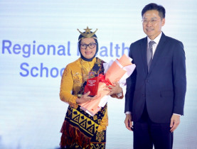  - Học sinh Tiểu học tại Indonesia mang rác thải biến thành con chữ