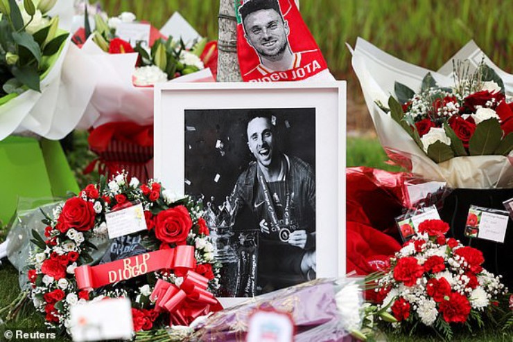 Tang lễ Diogo Jota diễn ra hôm nay: Tổ chức ở Bồ Đào Nha, fan Liverpool tri ân ở Anfield - 2