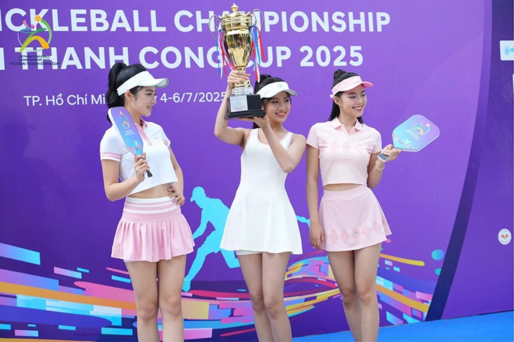 Á hậu Ngọc Hằng, kỳ thủ 15 tuổi gây chú ý ngày mở màn giải Pickleball Việt Nam 2025 - 2