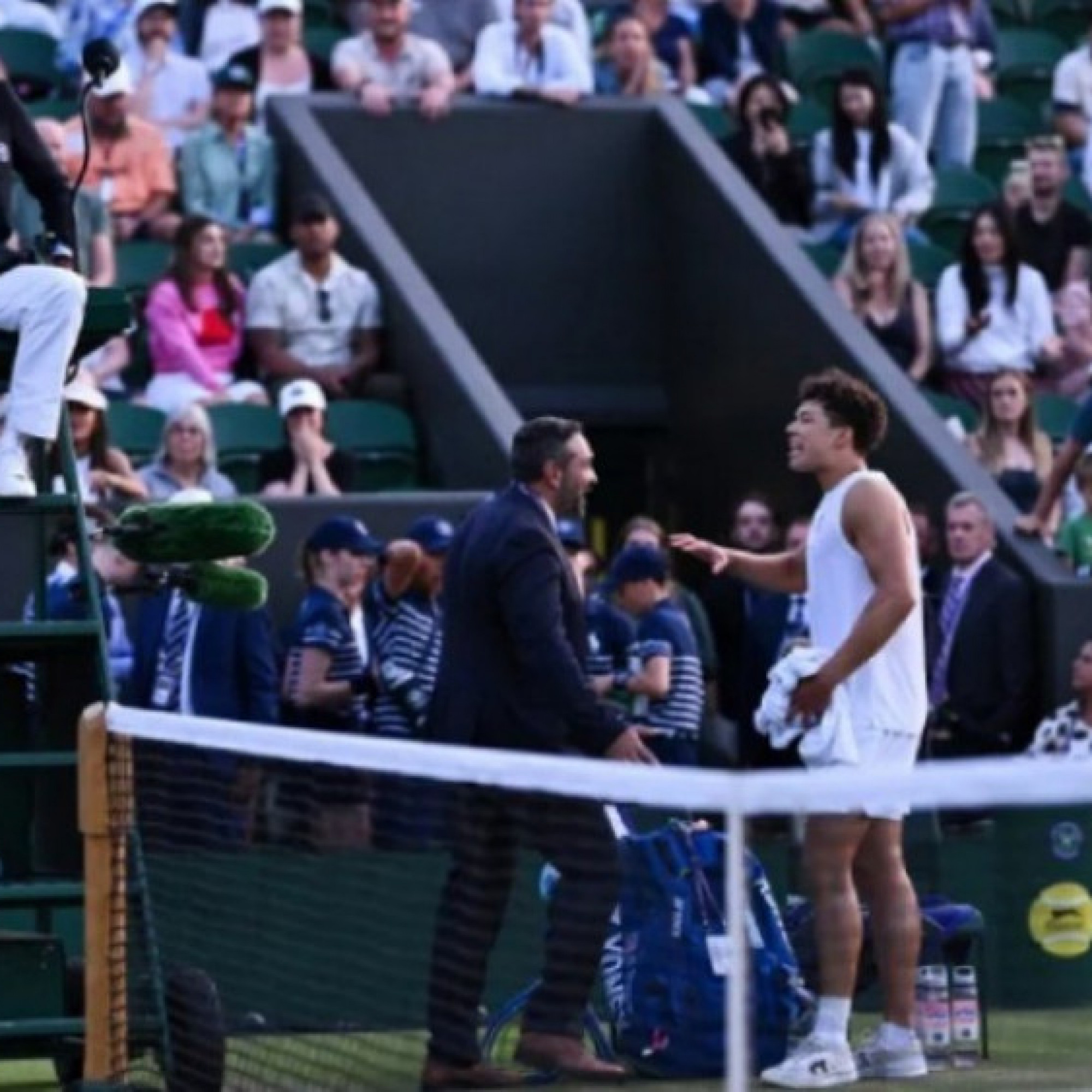  - Trận đấu Wimbledon bị hoãn vô duyên, Shelton cãi nhau với trọng tài