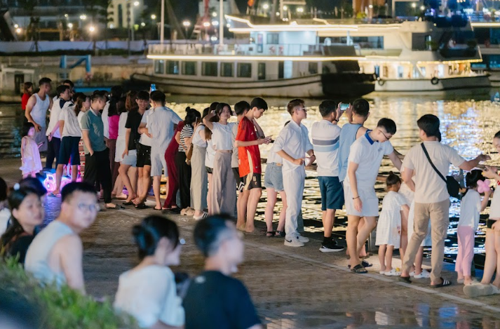 bien nguoi do ve vinh phao hoa ha long xem ban phao hoa cuoi tuan - 7