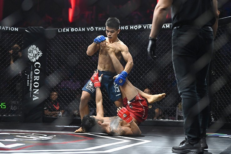 Chấn động MMA Việt Nam: Trần Ngọc Lượng 1 mình đấu 20 người trên võ đài - 1