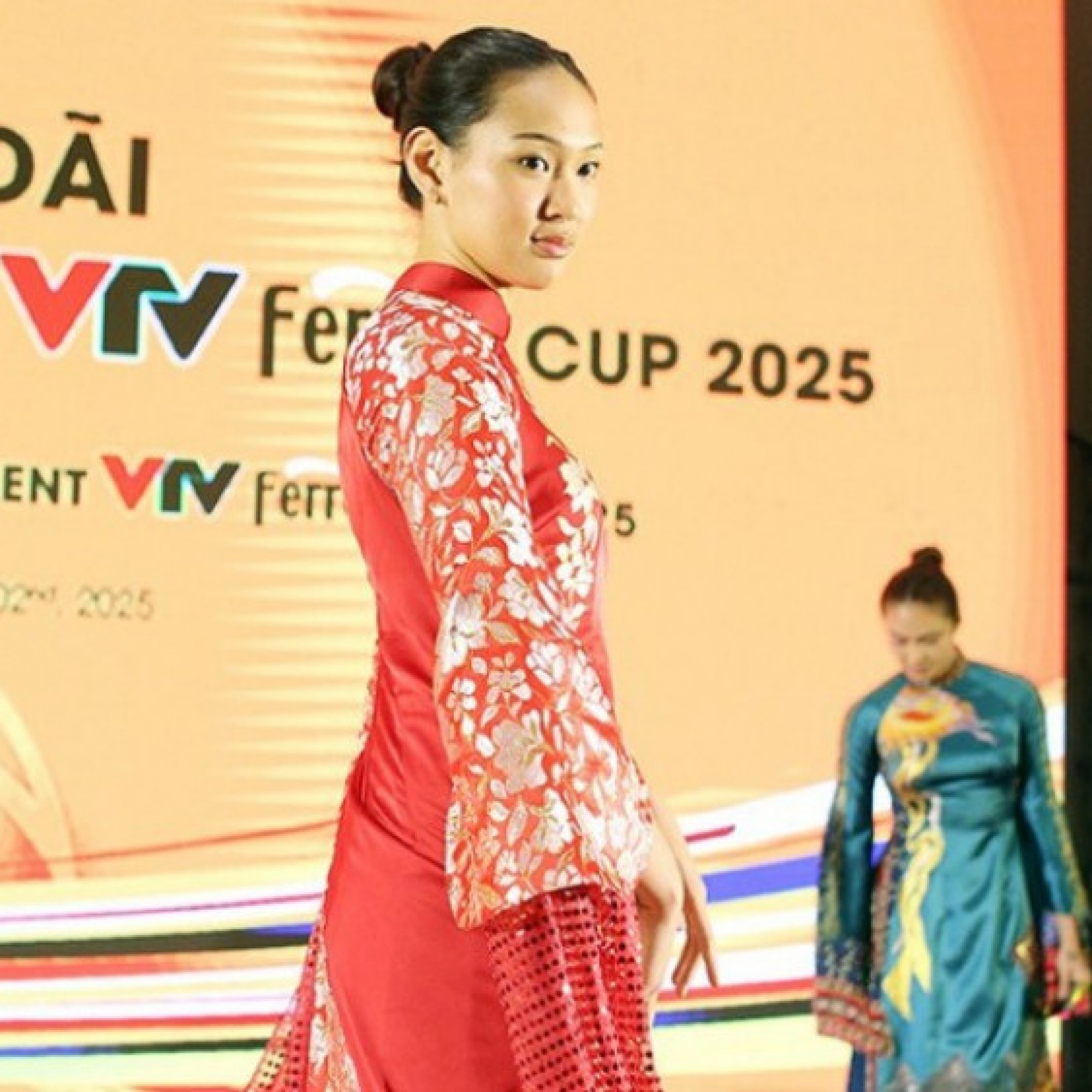 - Thanh Thúy được vinh danh, chân dài cao 1m82 đoạt giải Hoa khôi bóng chuyền