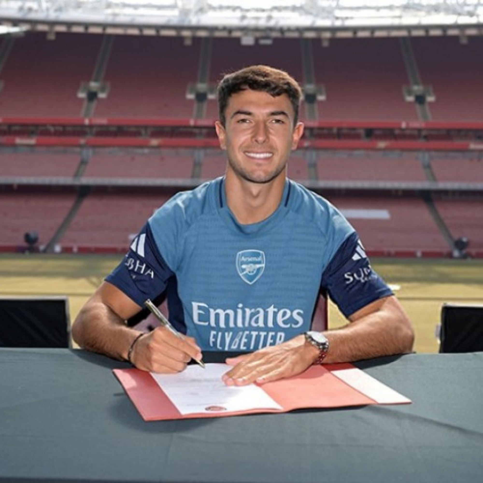  - Arsenal chính thức chiêu mộ Zubimendi giá 51 triệu bảng, hợp đồng 5 năm