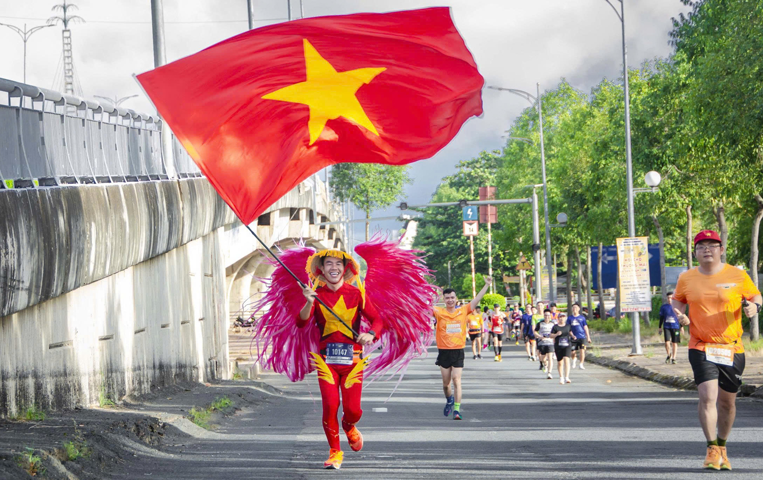 Phó bí thư Thành ủy Cần Thơ Trần Văn Huyến tham gia Giải Marathon Quốc tế - 11