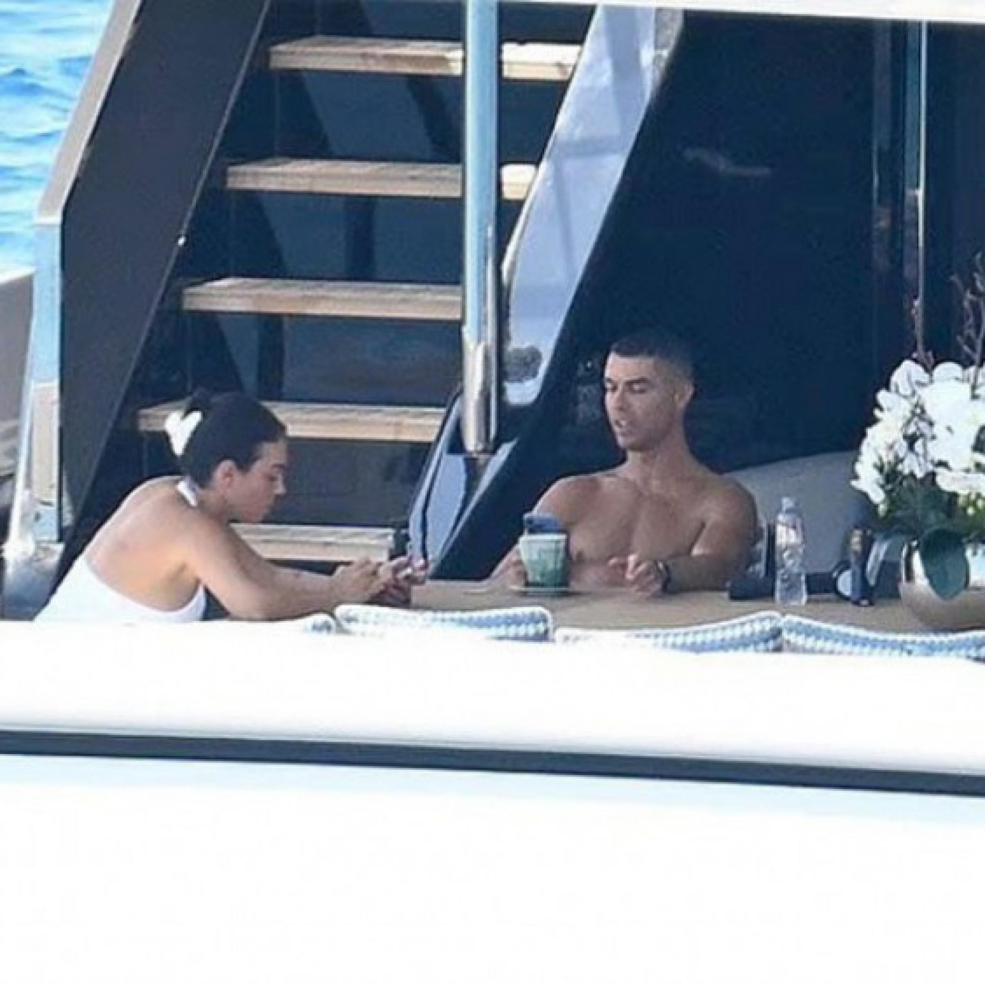  - Lộ hình ảnh Ronaldo & bạn gái trên du thuyền sang trọng, giữa ồn ào không đến viếng Jota