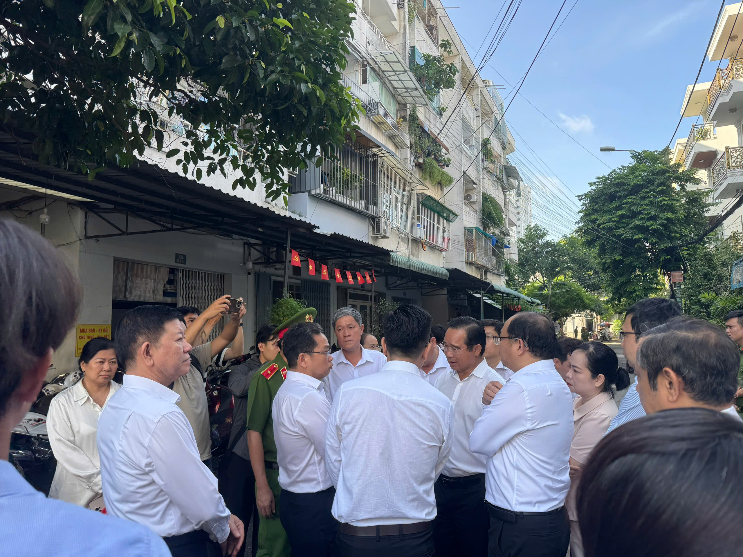 Chủ tịch UBND TP trực tiếp xuống hiện trường chỉ đạo khắc phục vụ cháy tại cư xá Độc Lập - 1