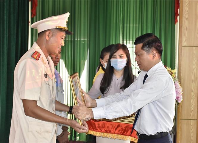 Khen thưởng các cá nhân dũng cảm cứu du khách đuối nước tại Bà Rịa-Vũng Tàu - 1