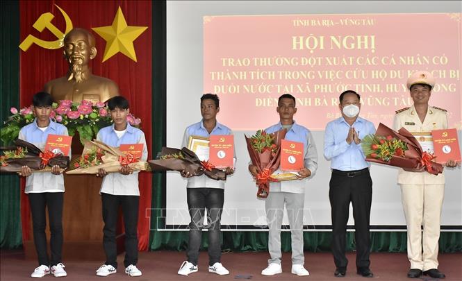 Khen thưởng các cá nhân dũng cảm cứu du khách đuối nước tại Bà Rịa-Vũng Tàu - 2
