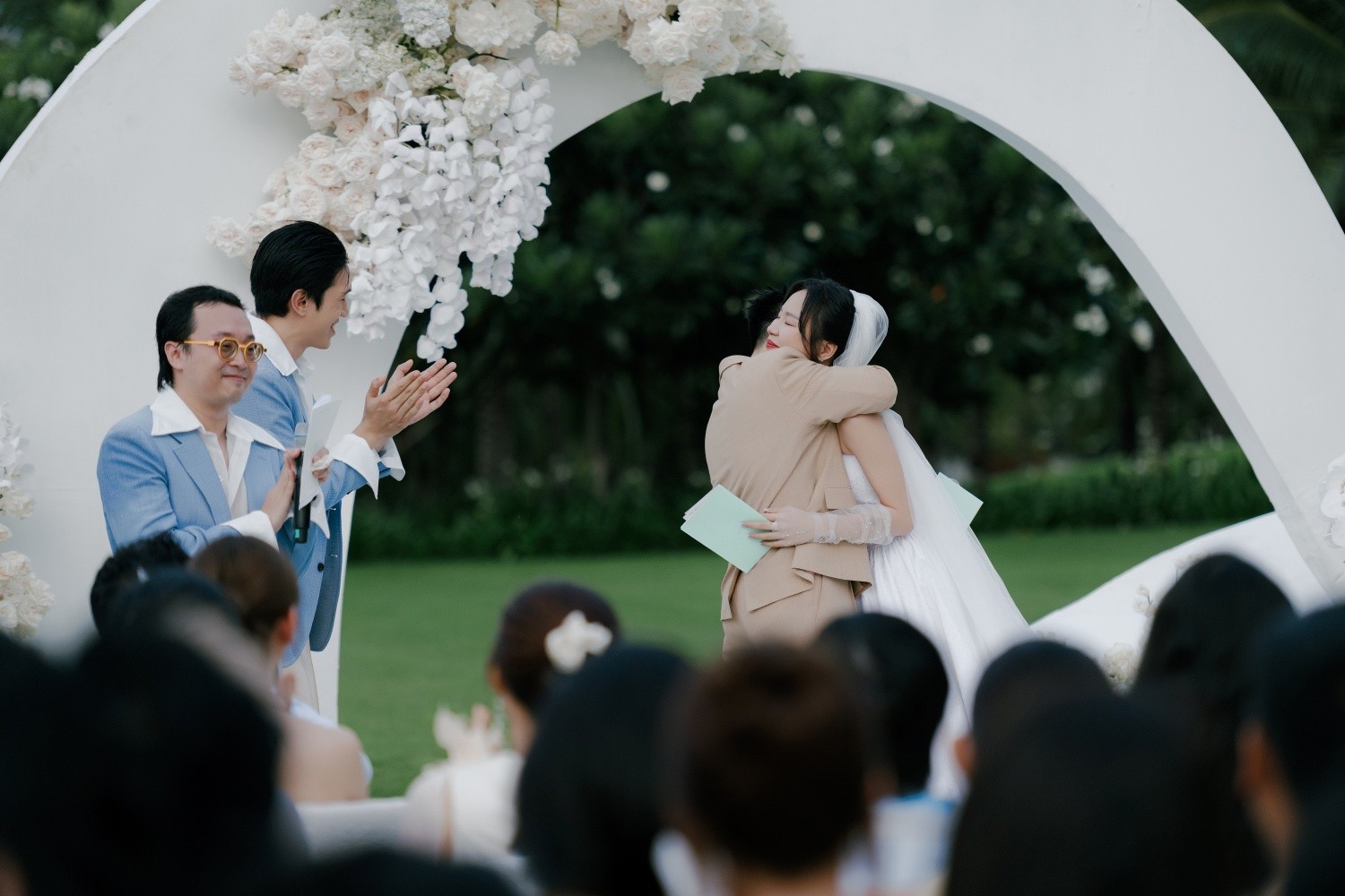 Dàn sao Việt đổ bộ đám cưới của Kai Đinh, Erik - Đức Phúc hát tình ca lãng mạn nhạc sĩ viết tặng vợ - 2