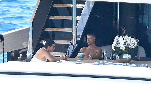 Lộ hình ảnh Ronaldo & bạn gái trên du thuyền sang trọng, giữa ồn ào không đến viếng Jota - 1