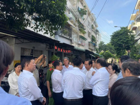  - Chủ tịch UBND TP trực tiếp xuống hiện trường chỉ đạo khắc phục vụ cháy tại cư xá Độc Lập