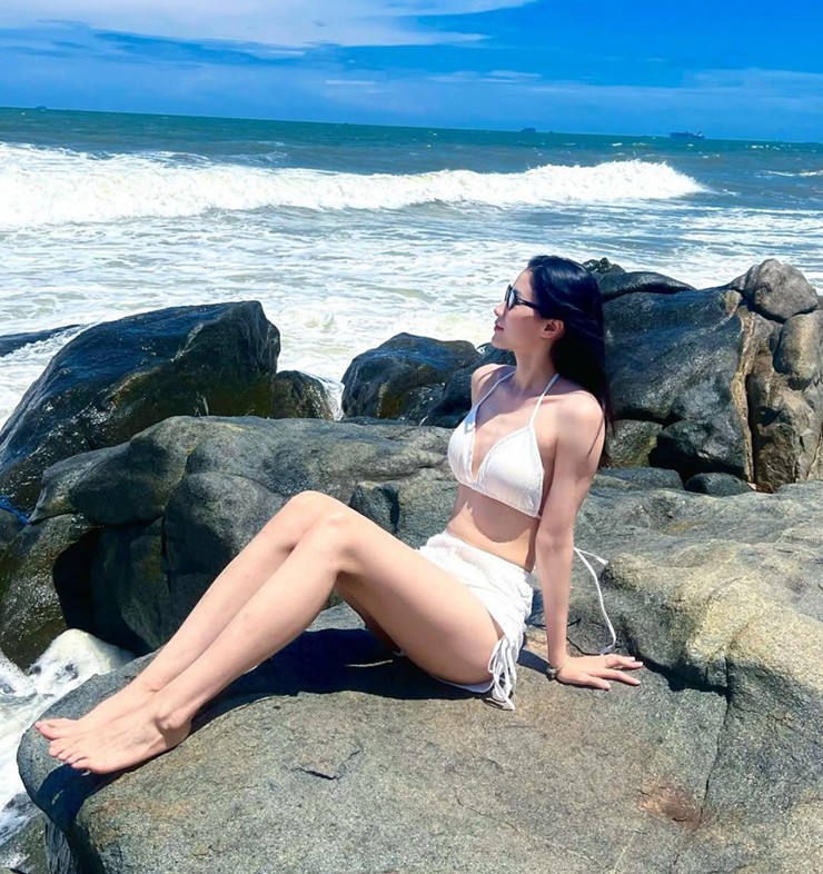 Thanh Thúy ra mắt CLB bóng chuyền Nhật Bản, Kiều Trinh nóng bỏng với bikini - 4