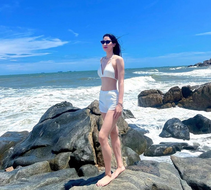Thanh Thúy ra mắt CLB bóng chuyền Nhật Bản, Kiều Trinh nóng bỏng với bikini - 5