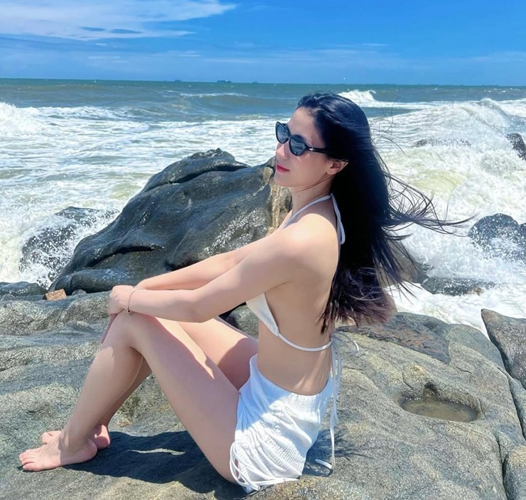 Thanh Thúy ra mắt CLB bóng chuyền Nhật Bản, Kiều Trinh nóng bỏng với bikini - 6