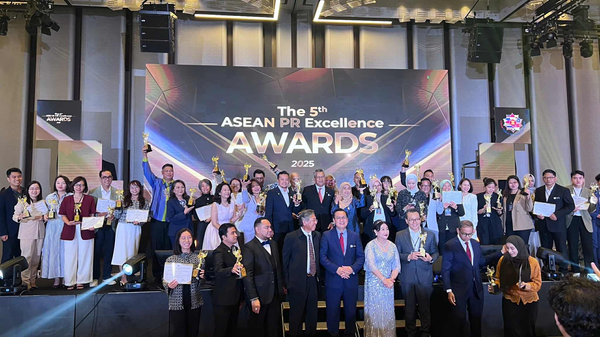 YeaH1 giành giải Kim cương tại Giải thưởng PR ASEAN 2025 với concert “Anh Trai Vượt Ngàn Chông Gai” - 1