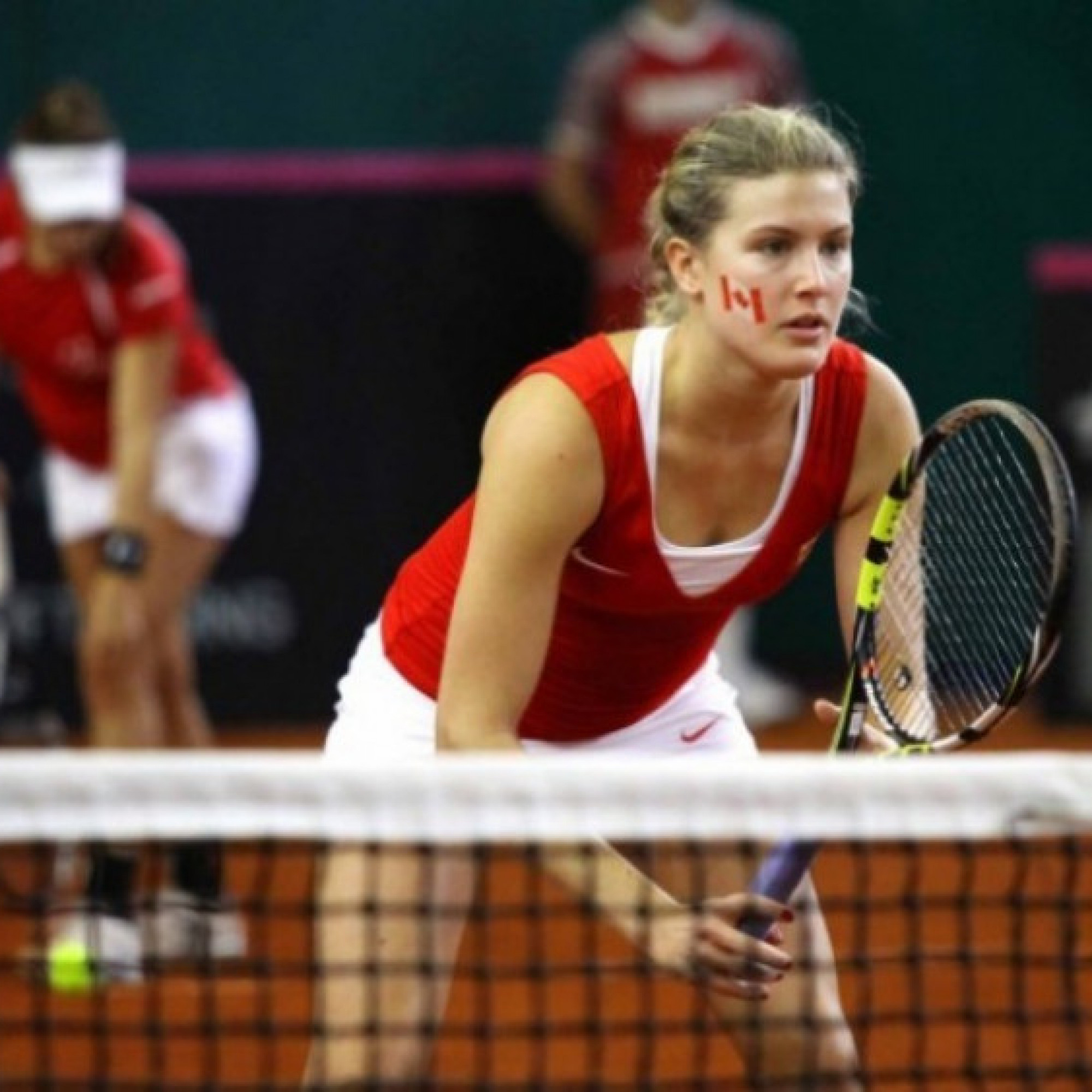  - Mỹ nhân Bouchard bị phạt tại pickleball, sang tennis thua ở "vòng gửi xe"