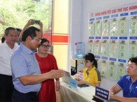  - Chủ tịch Nguyễn Văn Được kiểm tra việc giải quyết thủ tục hành chính tại phường Phú An