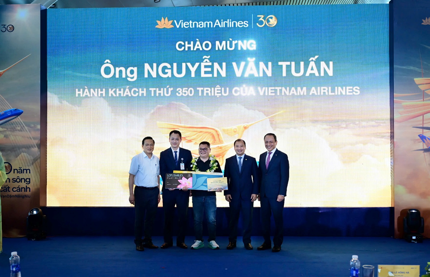 Hành khách thứ 350 triệu của Vietnam Airlines nhận món quà hấp dẫn - 3