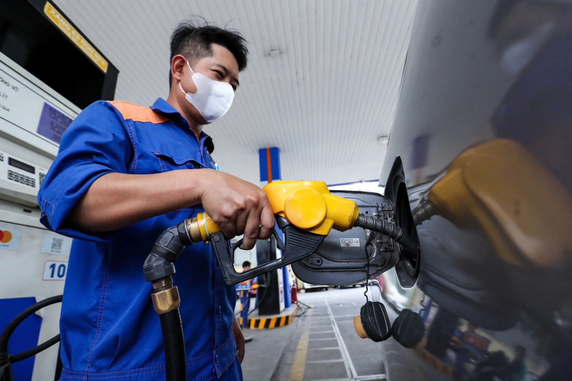 Xăng dầu thế giới tiếp đà tăng, chuyên gia dự báo giá trong nước tăng theo - 2