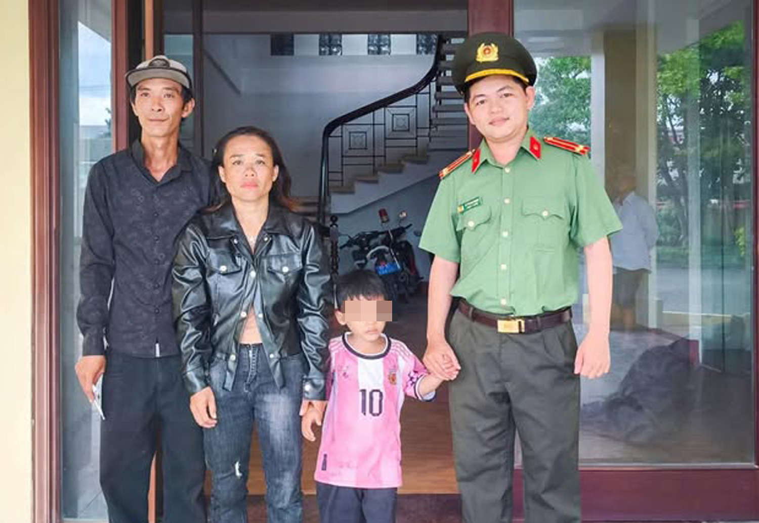 Công an phường Sóc Trăng sớm tìm được người thân cho bé trai đi lạc - 2