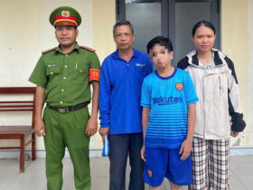  - Công an hỗ trợ bé trai đi lạc về với gia đình