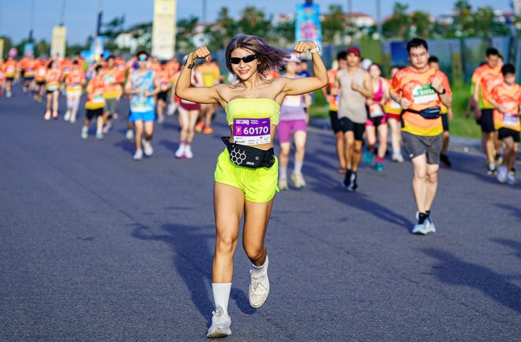 Người đẹp gymer gây ồn ào chạy bộ: “Nữ hoàng thể hình” không ngại khoe dáng gợi cảm - 1